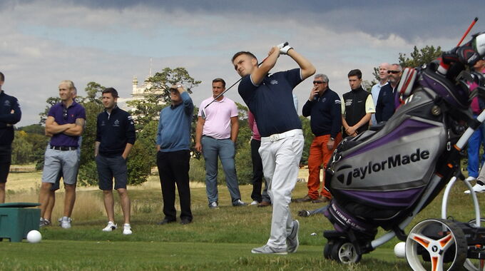 Ross Skidmore hitting a superb tee shot at 17 to 10ft