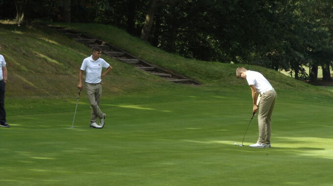 Harry Woan putting out on the 8th hole at Royal Norwich